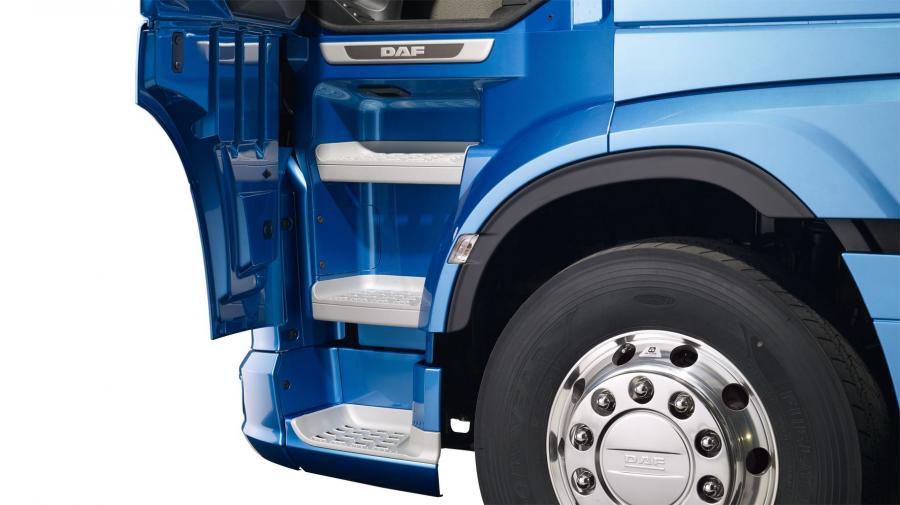 Детали экстерьера DAF XF 450 4x2 FT Space Cab 2017 года  (фото 4 из 8)
